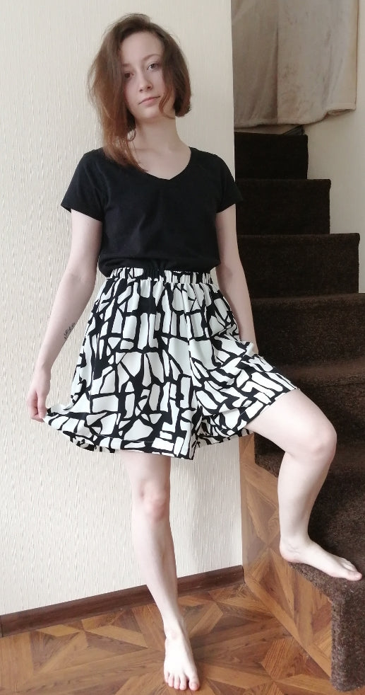 Minimalistic High-waist Flared Shorts with Elasticated Waistband