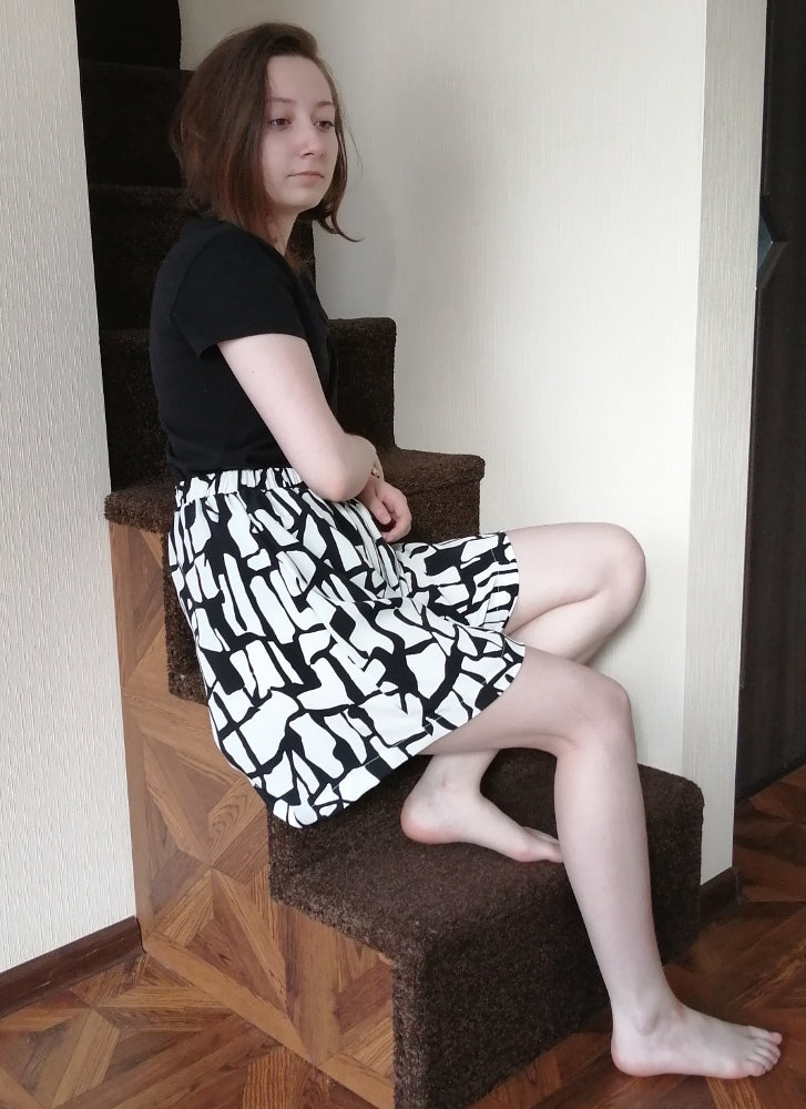 Minimalistic High-waist Flared Shorts with Elasticated Waistband