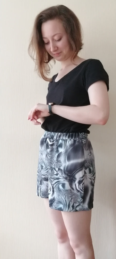 Minimalistic Shorts/ Hot-Pants with Elasticated Waistband